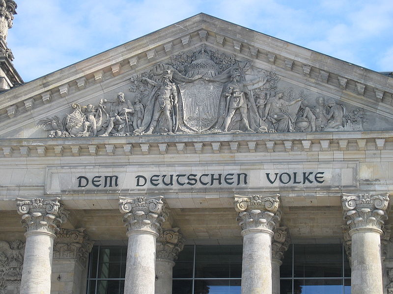 800px-Reichstag_Giebel2.jpg