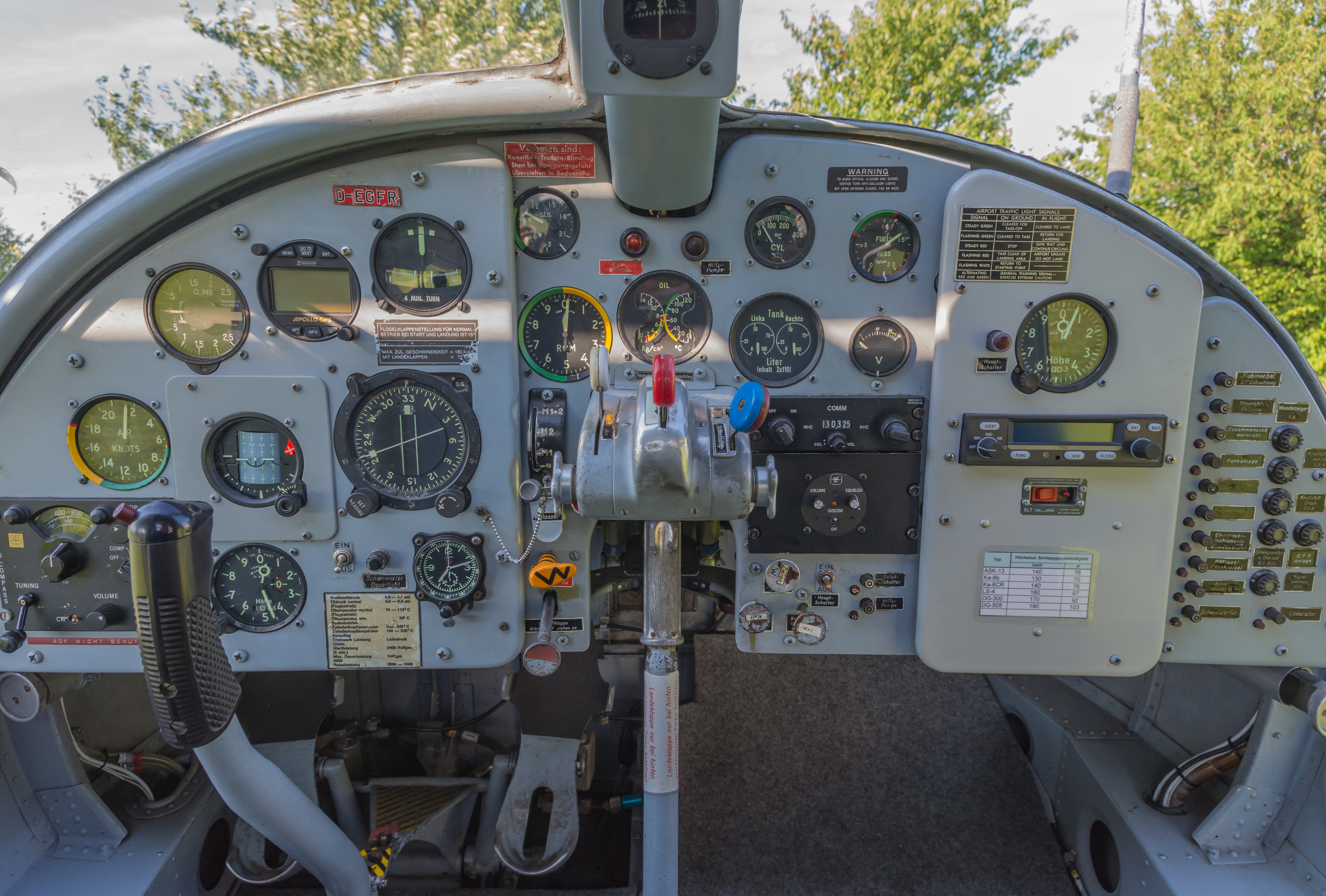 Cockpit_einer_DO-27.jpg