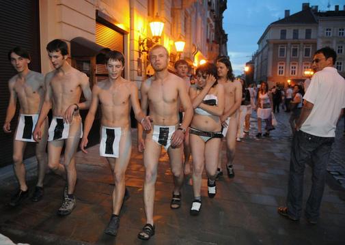 Ukrainer-protestieren-mit-Nacktlauf-gege