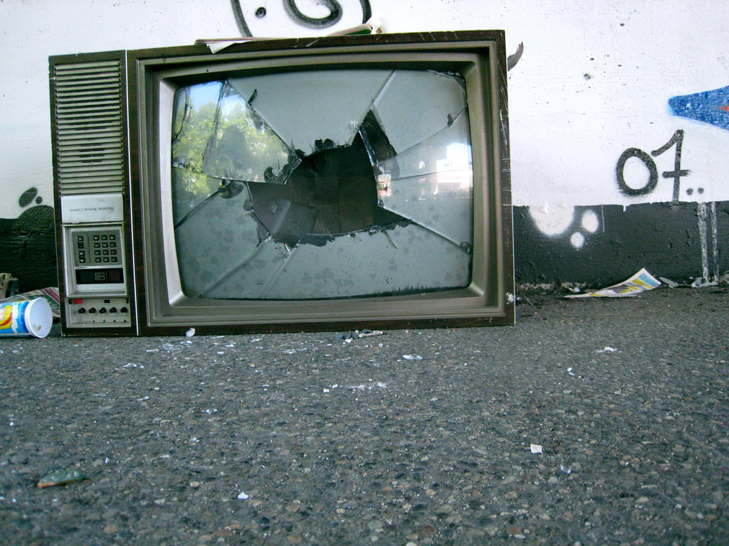 broken_television_by_samgoesdown.jpg